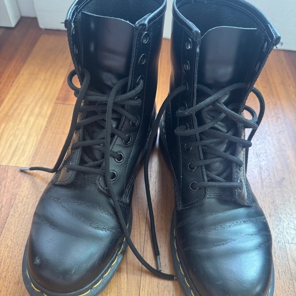 DR. MARTENS- Womens- Smooth Leather Lace Up Boots- Size 7 - Picture 1 of 3